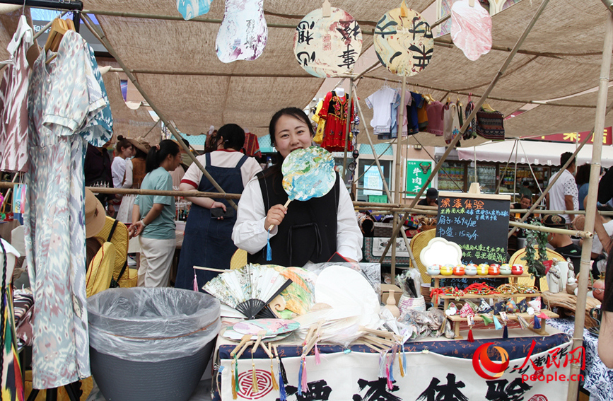 手藝人在非遺文創(chuàng)集市上展示產(chǎn)品。人民網(wǎng)記者 韓婷攝